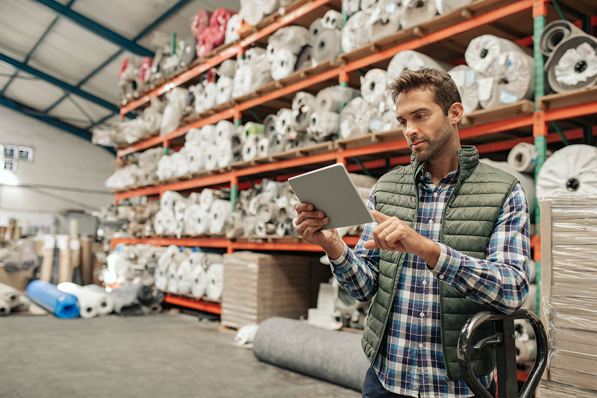 warehouse-worker-using-a-digit.png