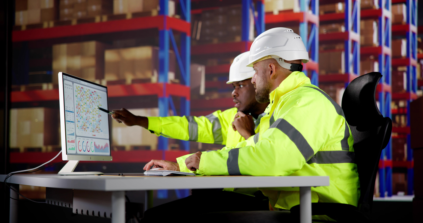 Warehouse staff analyzing KPI dashboards to optimize multichannel fulfillment accuracy and speed.